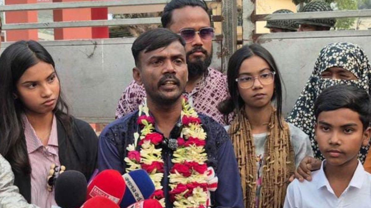 হিরো আলমকে ফুলের মালা দিয়ে বরণ করল সন্তানেরা