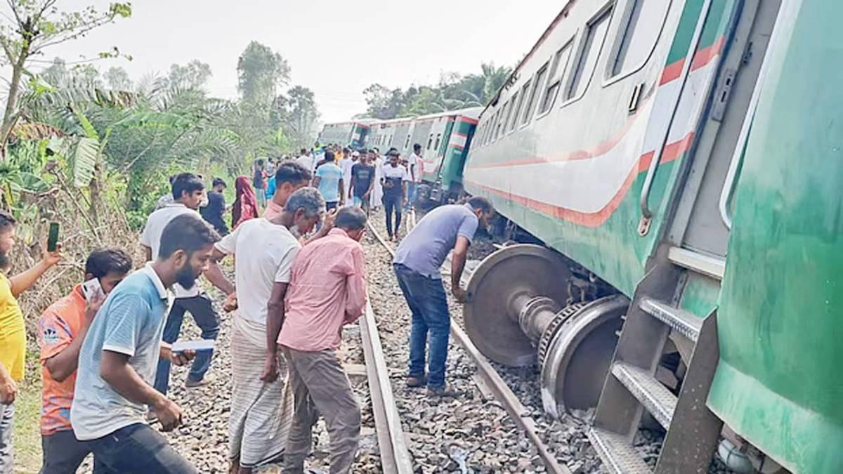 নীলসাগর ট্রেনের সব বগি উদ্ধার, লাইন স্থাপনের কাজ চলছে