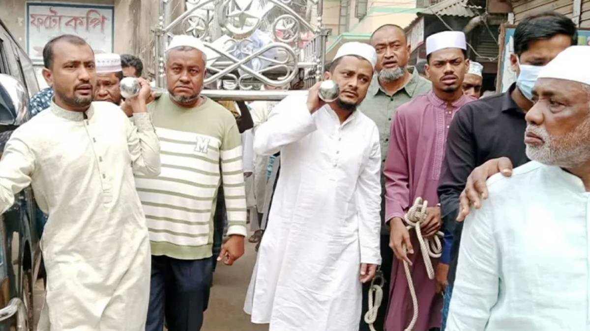 হাতকড়া পরে বাবার জানাজায় যুবলীগ নেতা