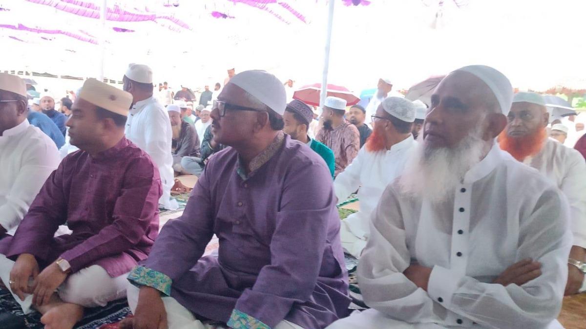 গুড়ি গুড়ি বৃষ্টি উপেক্ষা করে নাটোরে ঈদের জামাত অনুষ্ঠিত