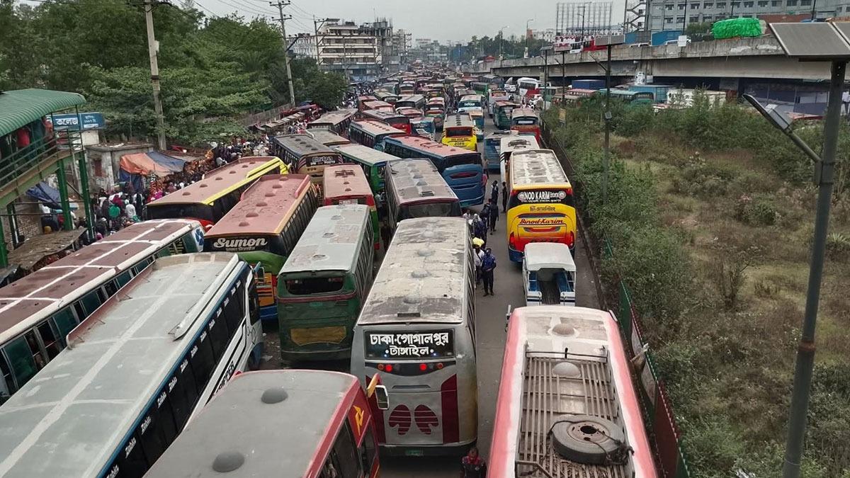 ঈদযাত্রায় ভাড়া তিনগুণ, ভোগান্তিতে ঘরমুখো মানুষ