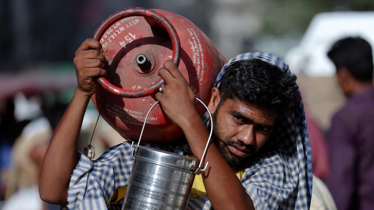 বছর না যেতেই এলপিজির দাম বাড়ল ভারতে