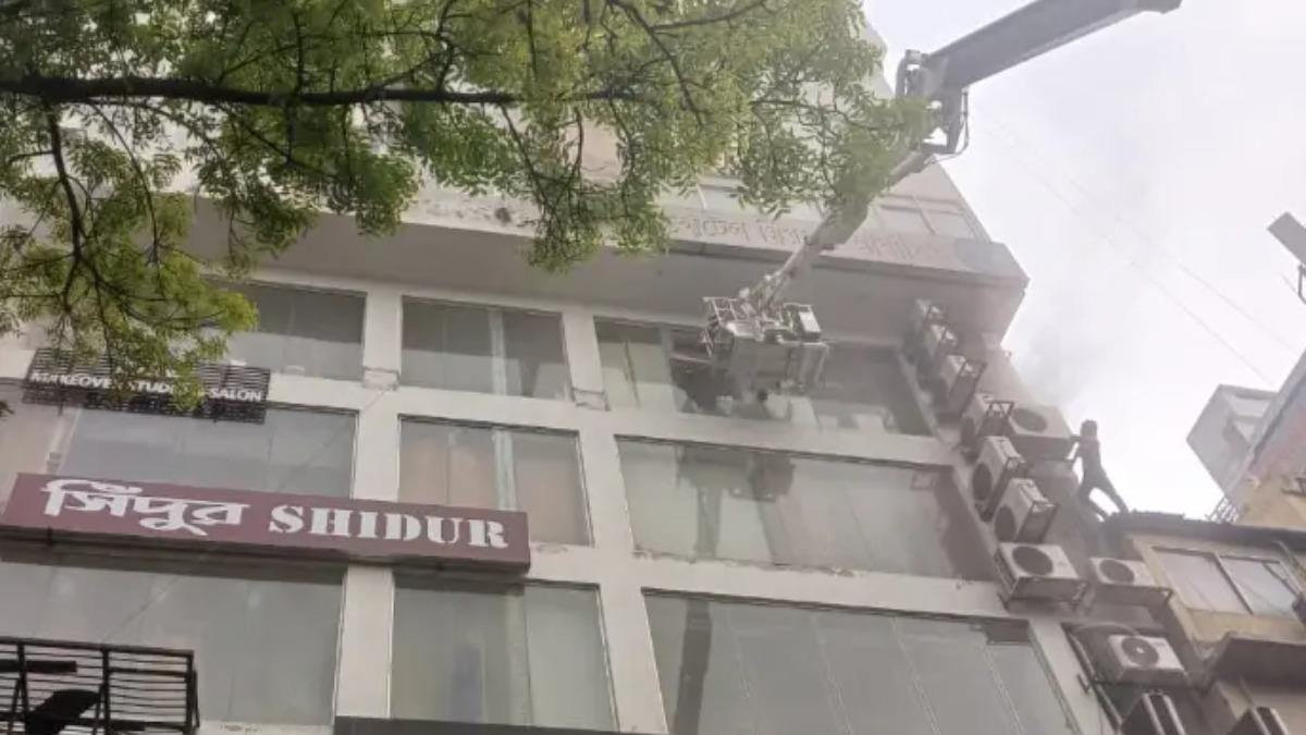 মিরপুরে বাণিজ্যিক ভবনে আগুন, হাসপাতালে দুজনের মৃত্যু