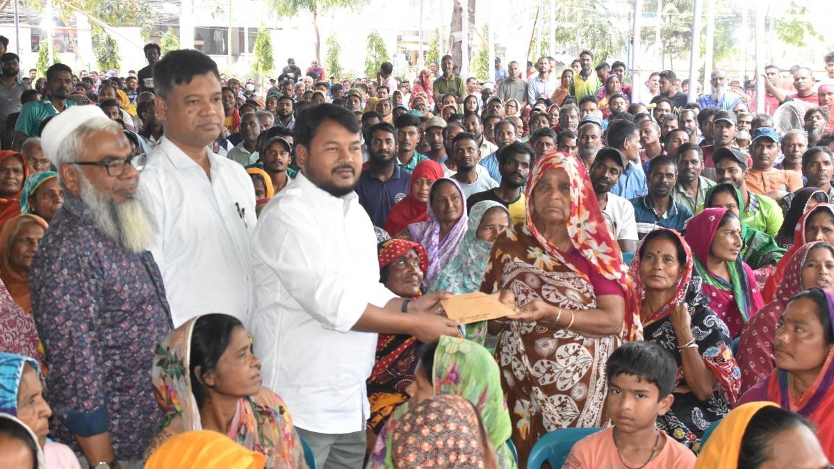 প্রধানমন্ত্রীর ঈদ উপহার পেলেন রাসিকের সহস্রাধিক পরিচ্ছন্নকর্মী