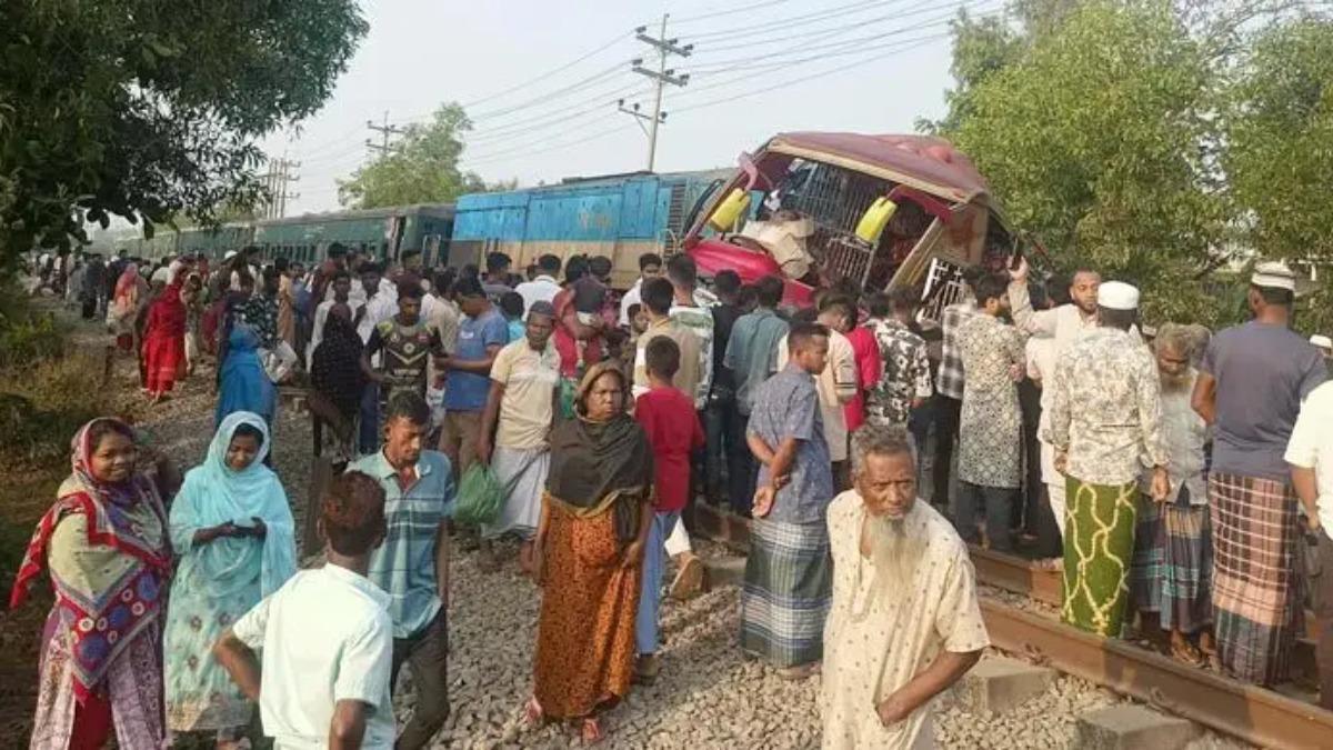 কুমিল্লায় বাস-ট্রেন সংঘর্ষ, ডাউন লাইনে ট্রেন চলাচল স্বাভাবিক