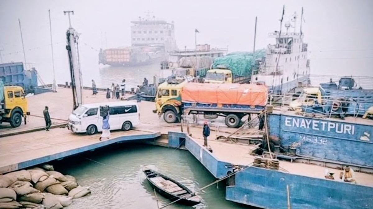 ৪ ঘণ্টা বন্ধ থাকার পর পাটুরিয়া-দৌলতদিয়া নৌরুটে ফেরি চলাচল শুরু