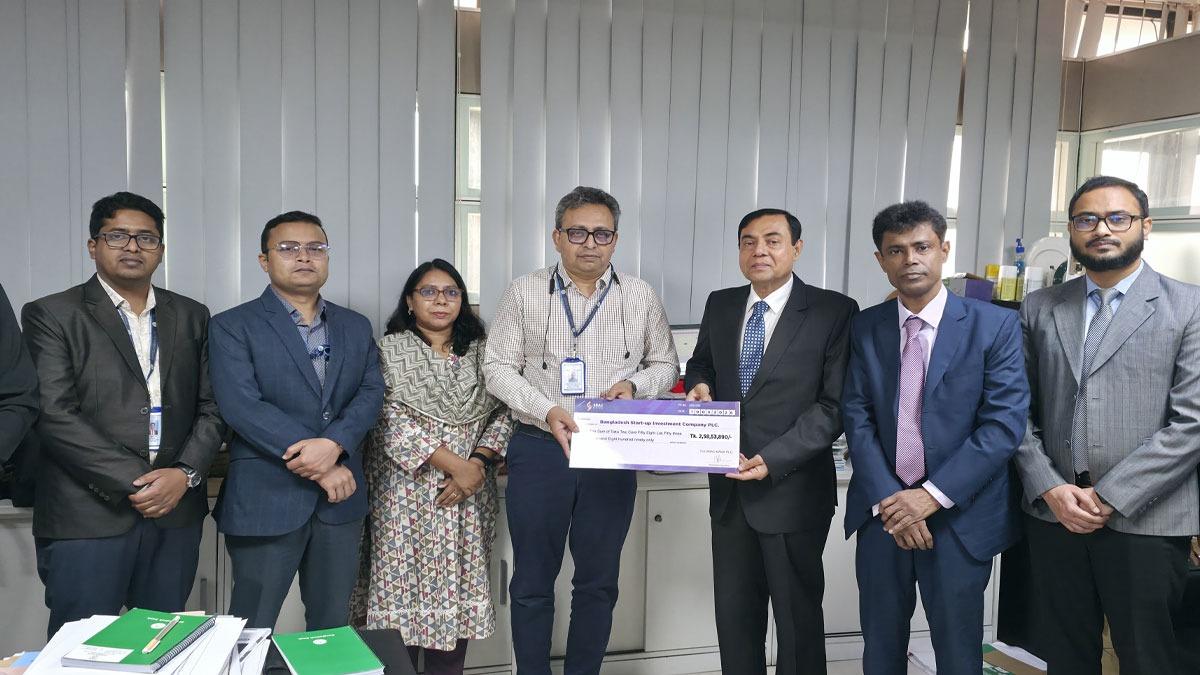 কেন্দ্রীয় ব্যাংকের স্টার্টআপ ফান্ডে এসবিএসি ব্যাংকের চেক হস্তান্তর