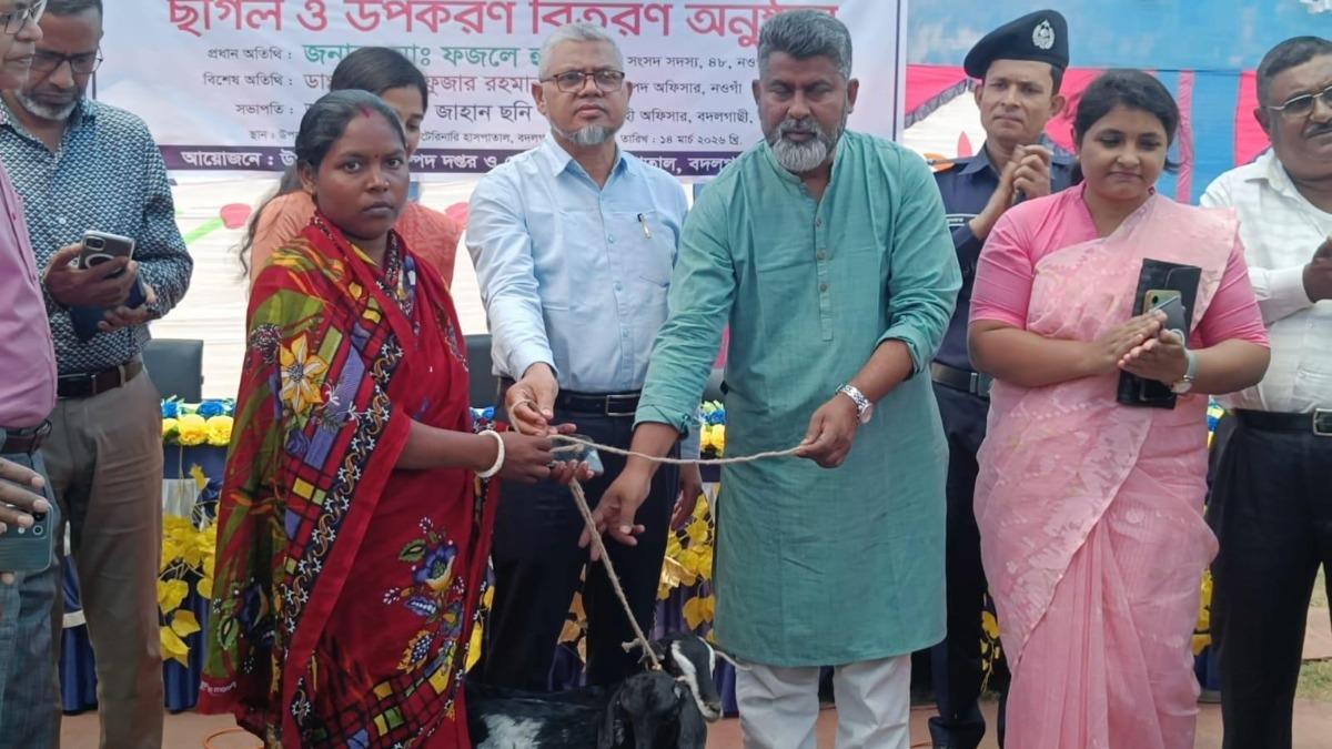 নওগাঁয় ১০০ পরিবারের মাঝে ছাগল বিতরণ