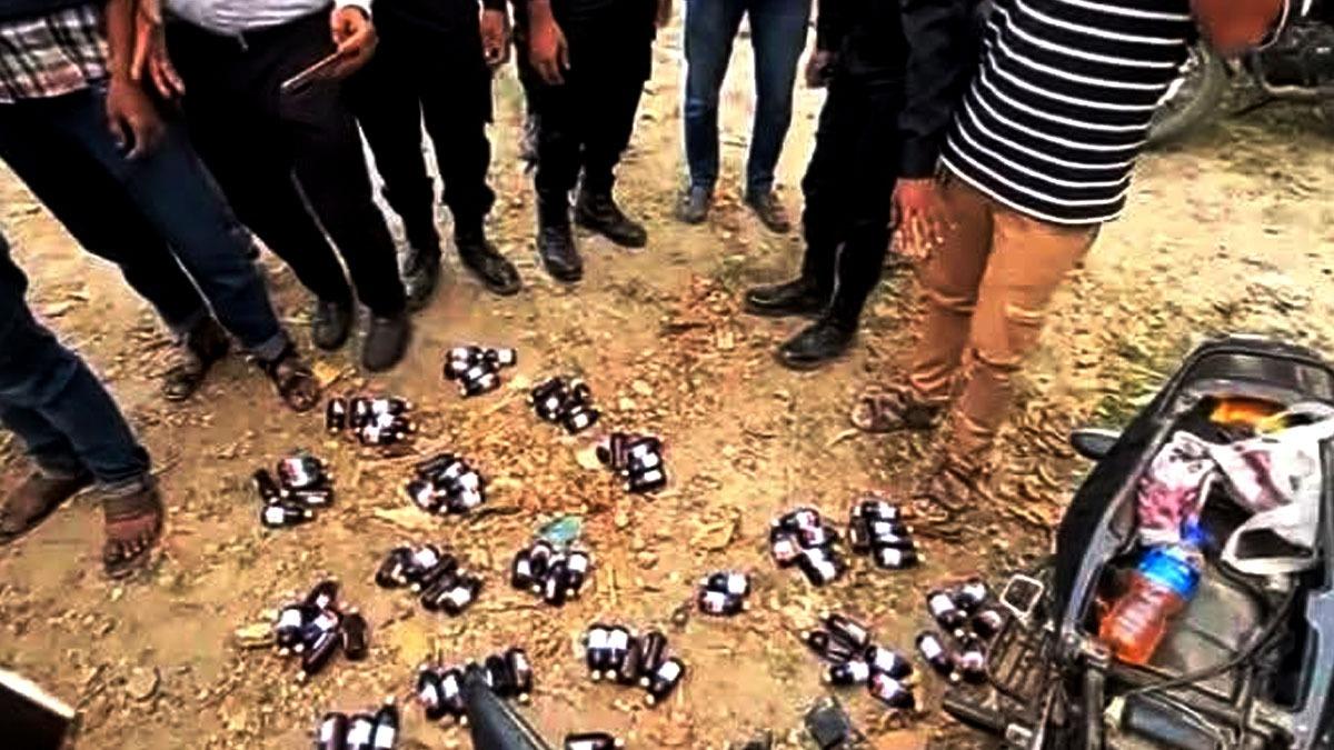 মোটরসাইকেলের ট্যাংকে ৯২ বোতল ফেনসিডিল, আটক ১