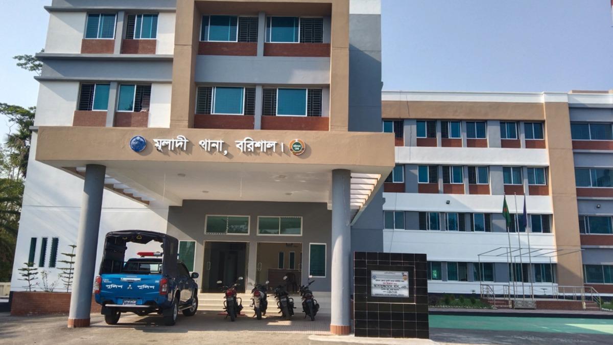 প্রতিবেশীর মারধরে বাবার মৃত্যু, আহত মেয়ে