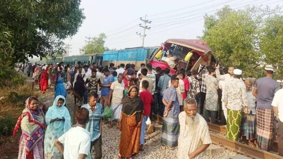কুমিল্লায় ট্রেন দুর্ঘটনায় দুই গেটম্যান বরখাস্ত, তদন্ত কমিটি