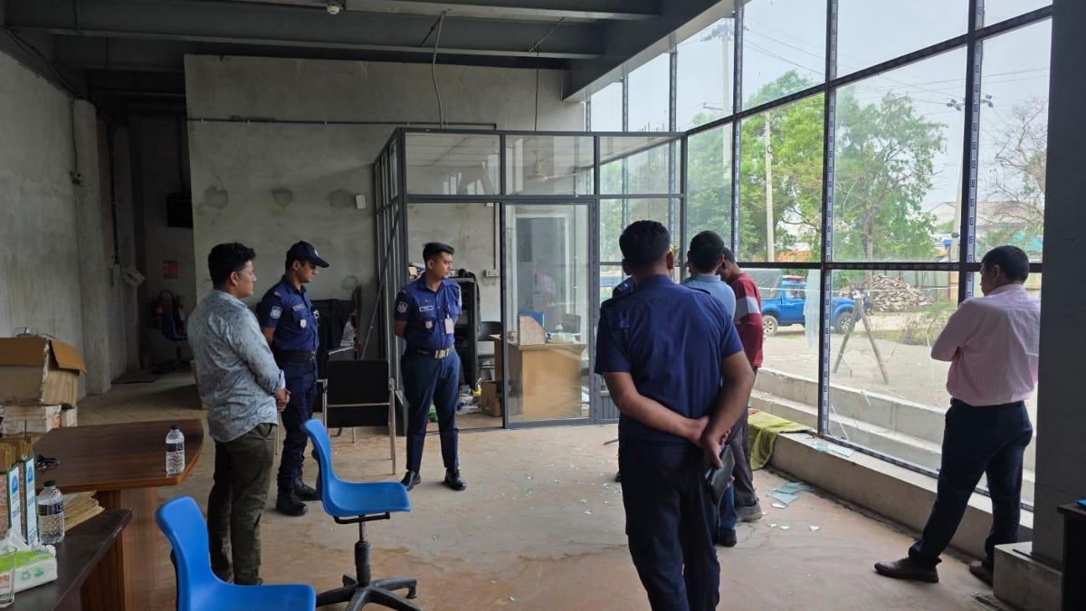 মধ্যরাতে অস্ত্র নিয়ে পোশাক কারখানায় ২০ ডাকাত, অতঃপর ...
