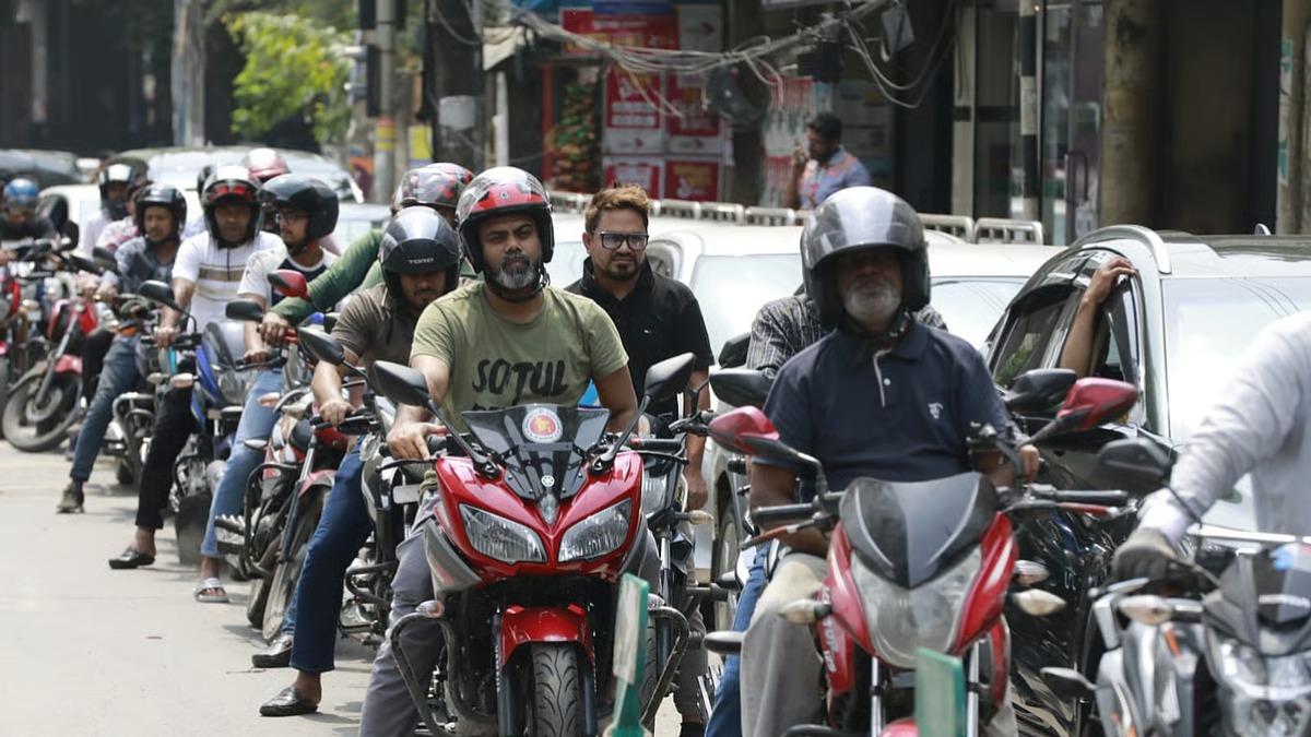 বন্ধ পাম্পের সামনেও তেলের জন্য যানবাহনের দীর্ঘ সারি