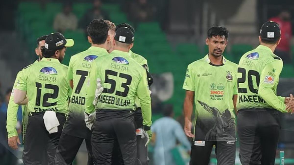 ৪ ওভার বল করেও বাউন্ডারি দেননি মোস্তাফিজ