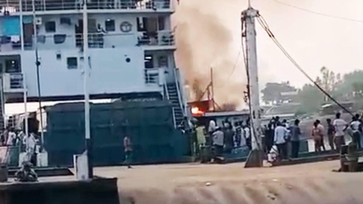 পাটুরিয়ায় মাঝনদীতে ফেরিতে আগুন