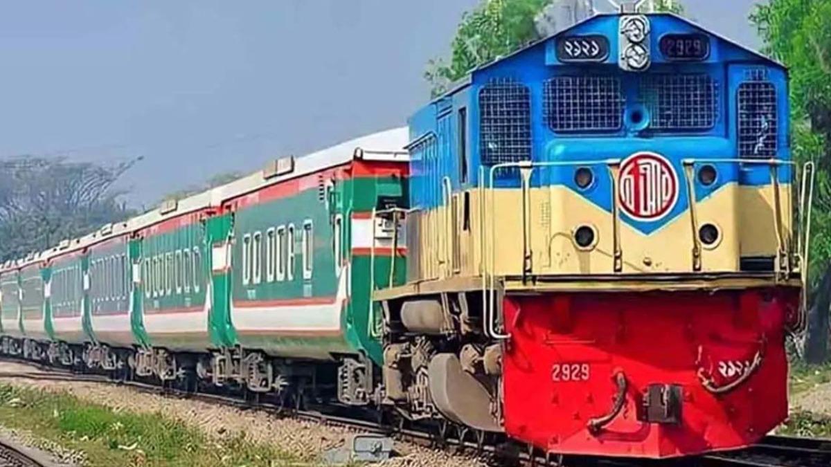 ঈদযাত্রায় ট্রেনের দ্বিতীয় দিনের টিকিট বিক্রি শুরু