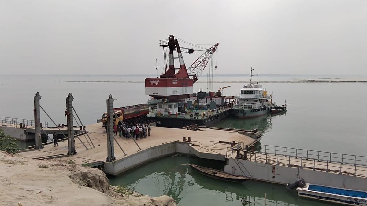পাটুরিয়ায় ডুবে যাওয়ার ১৬ ঘণ্টা পর উদ্ধার তেলবাহী লরি