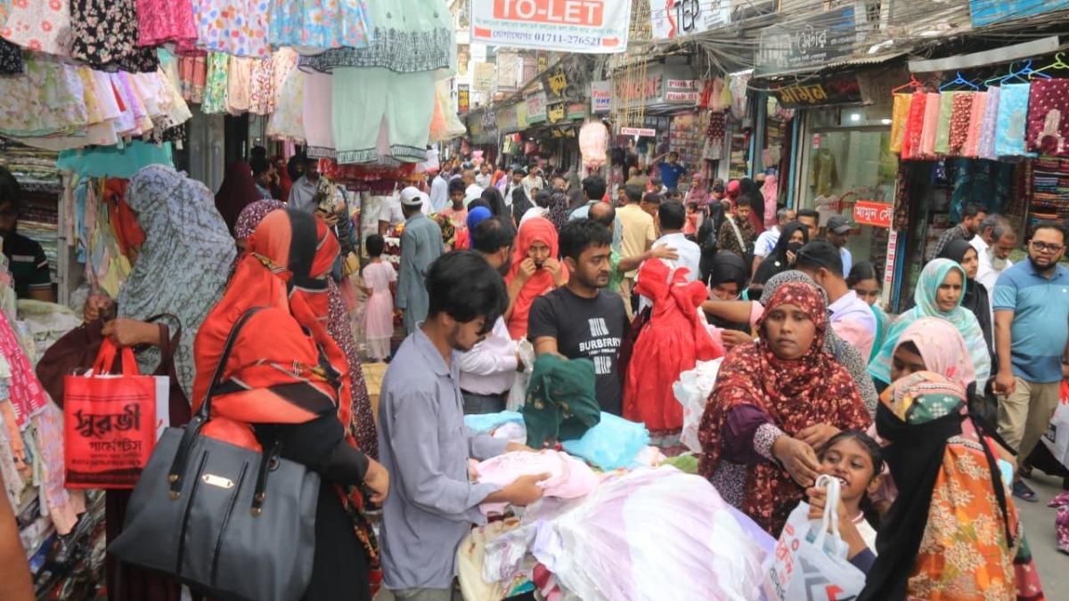 ফুটপাত থেকে বিপনী বিতান, জমজমাট  বরিশালে ঈদের কেনাকাটা