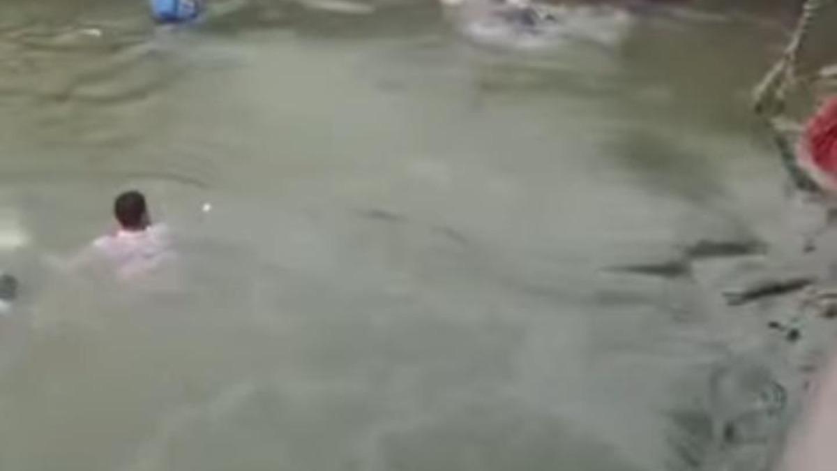 ডুবে যাওয়া বাস থেকে বেঁচে ফিরলেন কয়েকজন