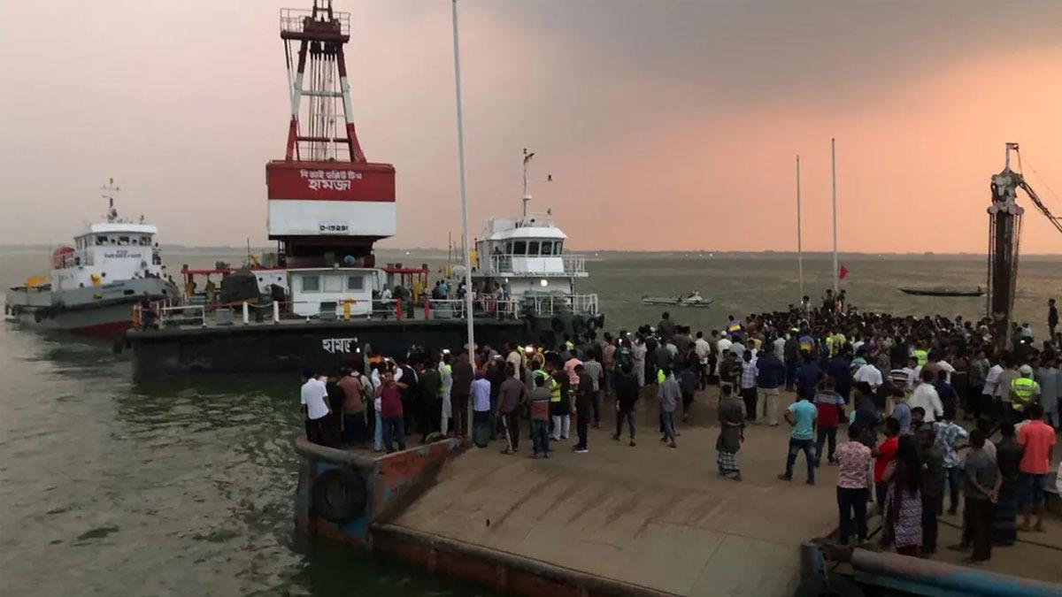 দৌলতদিয়ায় নদীতে বাস: উদ্ধারে যাচ্ছে ঢাকার ডুবুরি দল