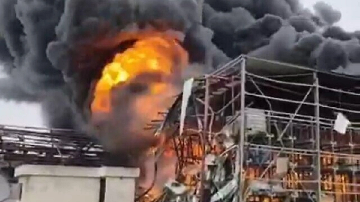 ইসরায়েলের শিল্পাঞ্চলে ইরানি হামলায় ভয়াবহ অগ্নিকাণ্ড