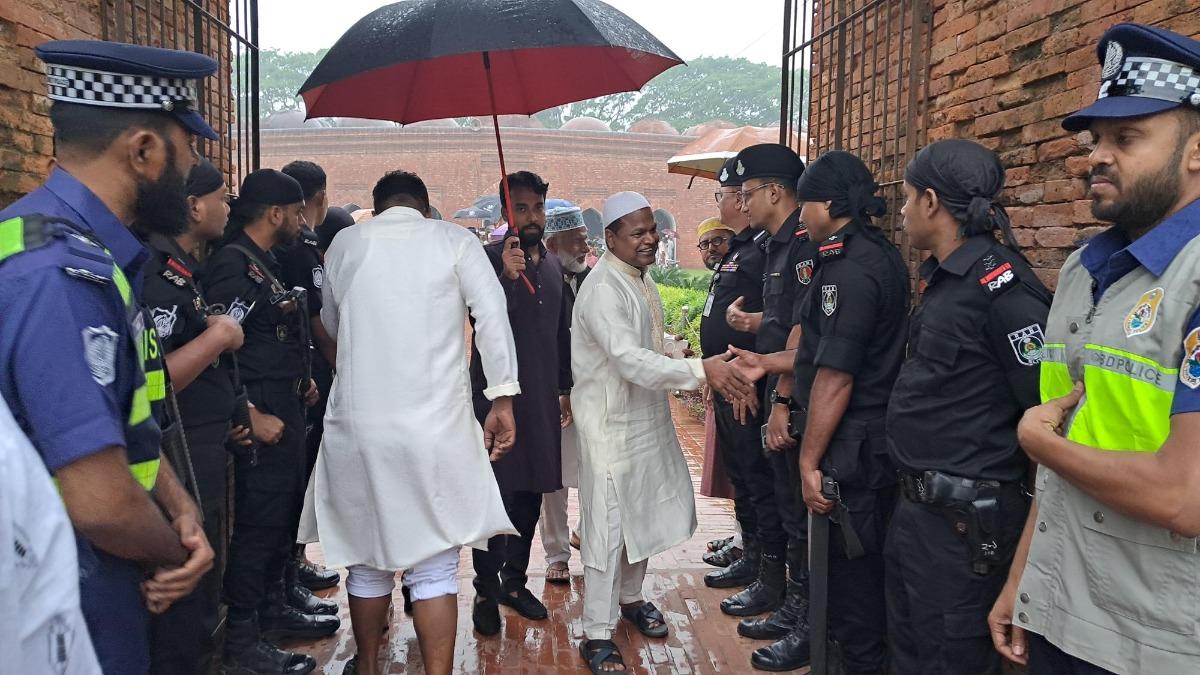 গুঁড়ি গুঁড়ি বৃষ্টি উপেক্ষা করে ষাটগম্বুজ মসজিদে ঈদের জামাত, মুসল্লিদের ঢল