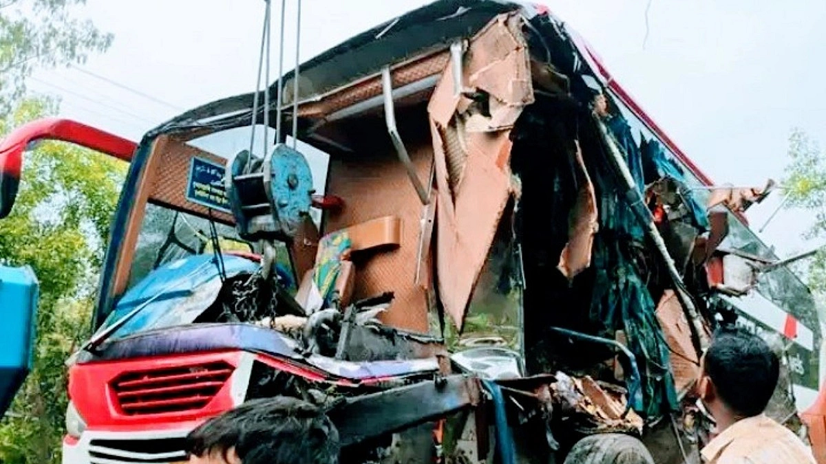 দিনাজপুরে দাঁড়িয়ে থাকা ট্রাকে বাসের ধাক্কা, নিহত ২