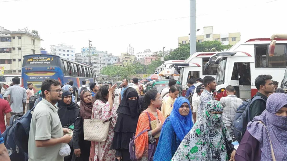 ভিড় এড়াতে আগেই রাজধানী ছাড়ছে মানুষ