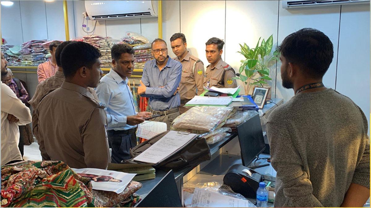 পাকিস্তানি পোশাক বলে মিথ্যা প্রচারণা করায় জরিমানা
