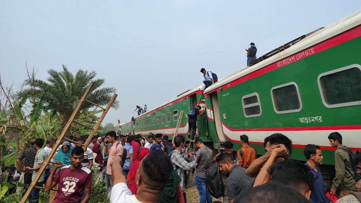 উত্তরে ট্রেন লাইনচ্যুত, কী করবেন ঈদযাত্রীরা?