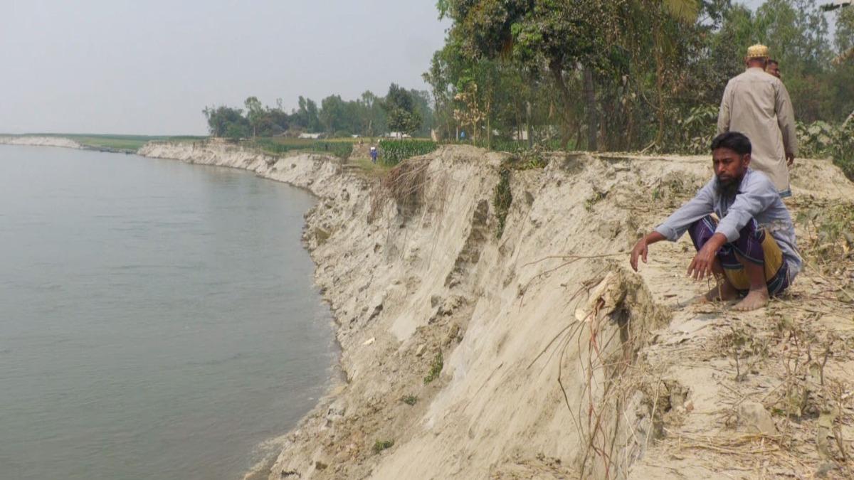 অসময়ে যমুনার ভাঙনে দিশেহারা নদীপাড়ের মানুষ