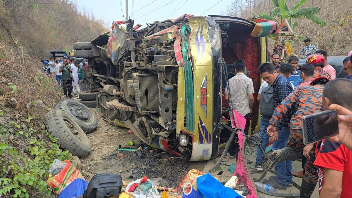 ঈদের ছুটি শেষে কাজে ফেরার পথে দুর্ঘটনা, আহত ১৯