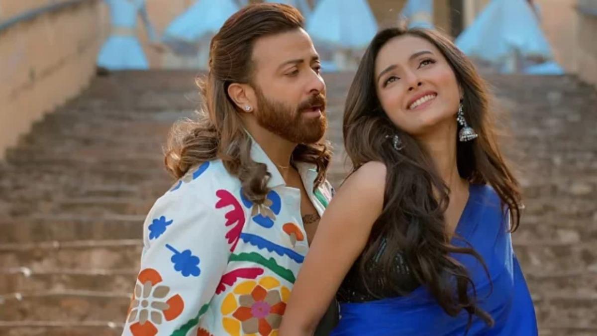 শাকিবের প্রেমে মাতোয়ারা ২০ বছরের ছোট জ্যোতির্ময়ী
