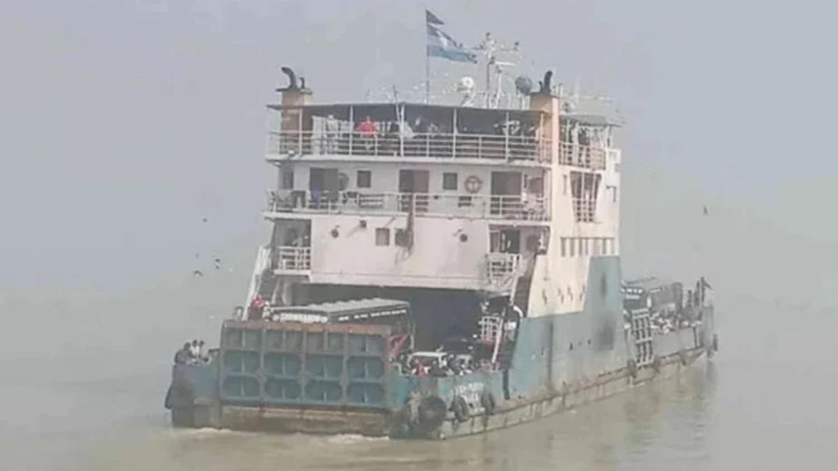 ২ ঘণ্টা বন্ধ থাকার পর পাটুরিয়া-দৌলতদিয়া ফেরি চলাচল শুরু