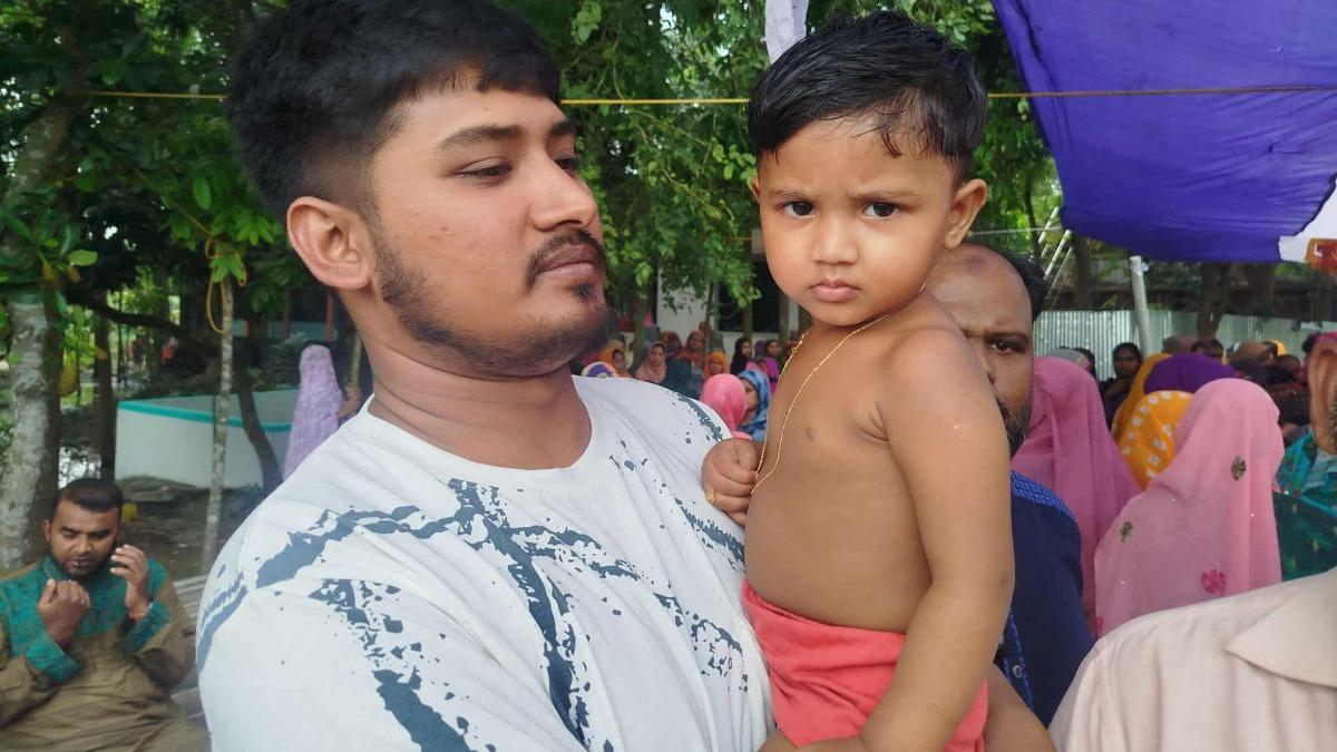 মায়ের গলা জড়িয়ে প্রাণে বাঁচল সাবিহা