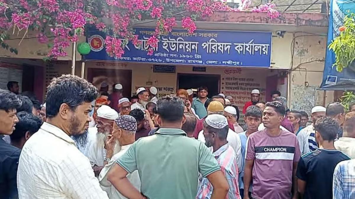রামগঞ্জে ইউপি চেয়ারম্যানকে বের করে কার্যালয়ে তালা ছাত্রদলের