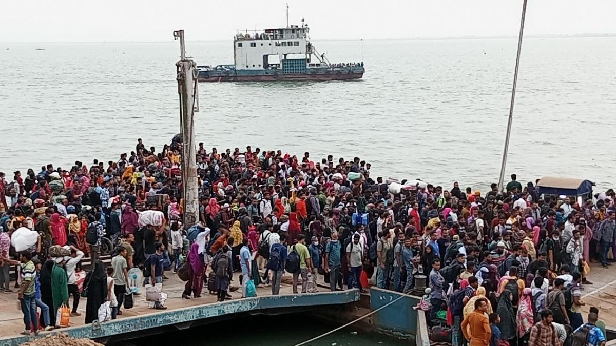 ছুটির তৃতীয়দিনে পাটুরিয়ায় চাপ, ফাঁকা ঢাকা-আরিচা মহাসড়ক