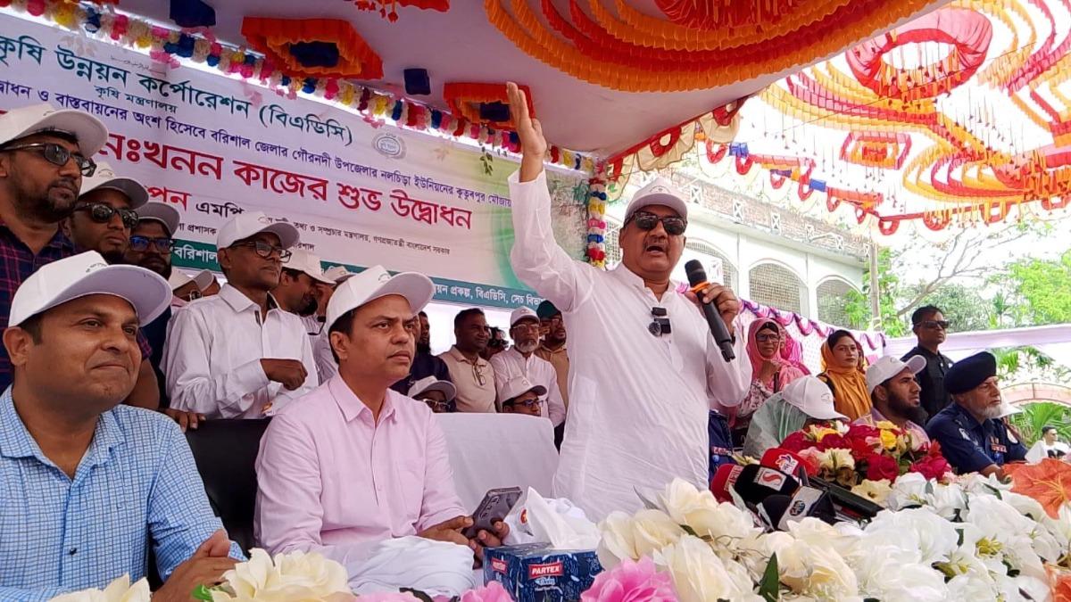 আমার সঙ্গে নিয়োগ করা চাকরের মতো কথা বলবেন: তথ্যমন্ত্রী