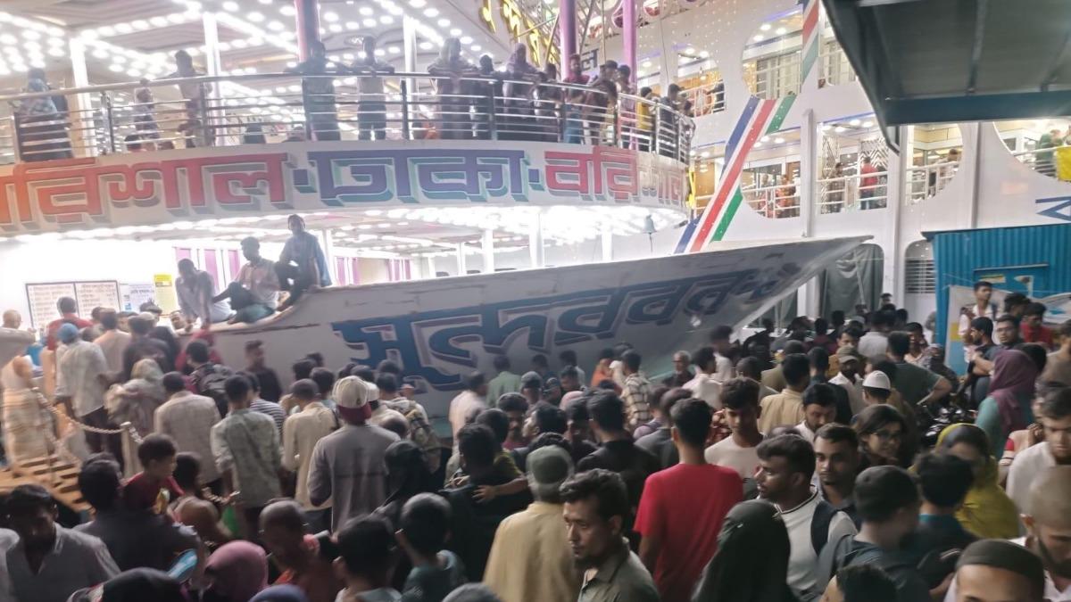 ‘নড়াচড়ার’ জায়গা নেই, ঢাকামুখী লঞ্চগুলোতে উপচে পড়া যাত্রী