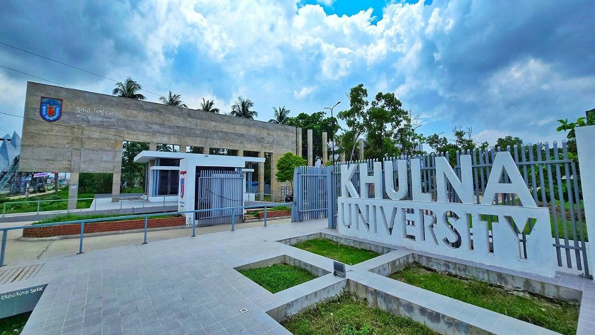 রিকশায় প্রাইভেটকারের ধাক্কা, প্রাণ গেল খুবি ছাত্রীর
