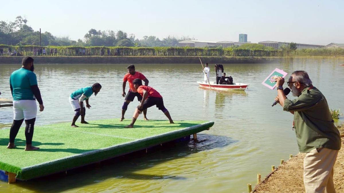 পোল্ট্রি খামারিদের নিয়ে ‘কৃষকের ঈদ আনন্দ’