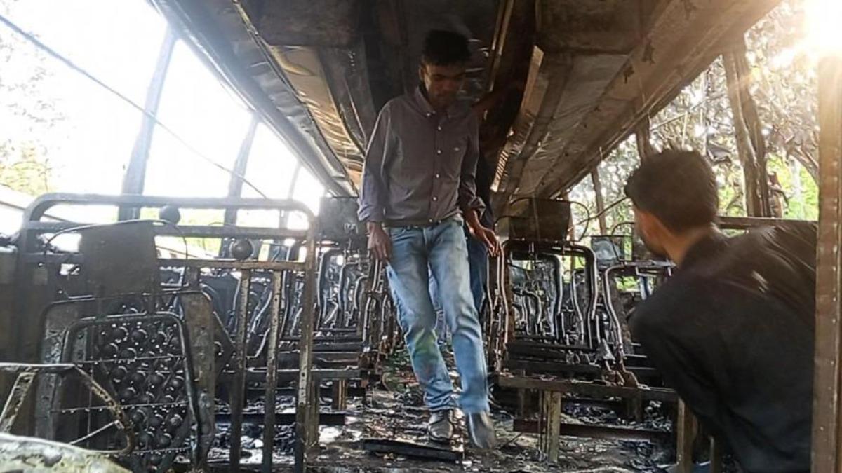 কাউন্টার থেকে ছাড়ার ২০ মিনিট পর বাসে আগুন