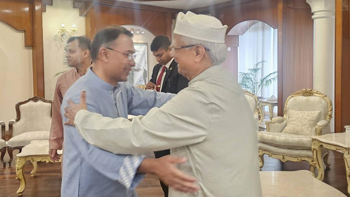 প্রধানমন্ত্রীর সঙ্গে ড. ইউনূসের ঈদ শুভেচ্ছা বিনিময়