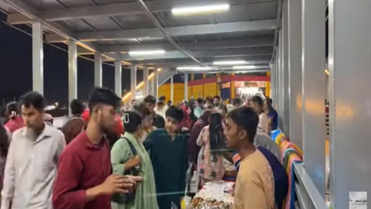 চাঁদ রাতে রাজধানীর মার্কেটগুলোতে উপচেপড়া ভিড়