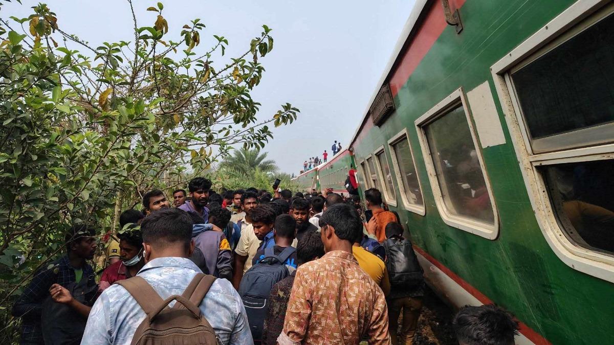 বগুড়ায় ট্রেনের ৯ বগি লাইনচ্যুত, হতাহতের শঙ্কা