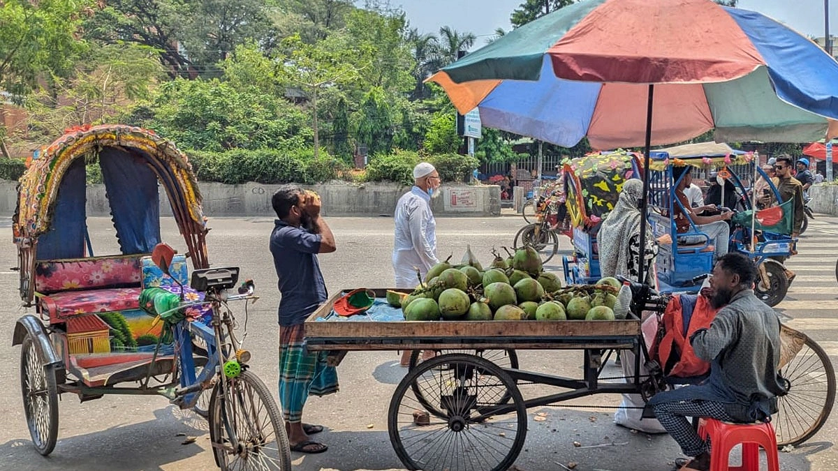 গরমে নিত্যদিনের সঙ্গী ফুটপাতের পানীয়