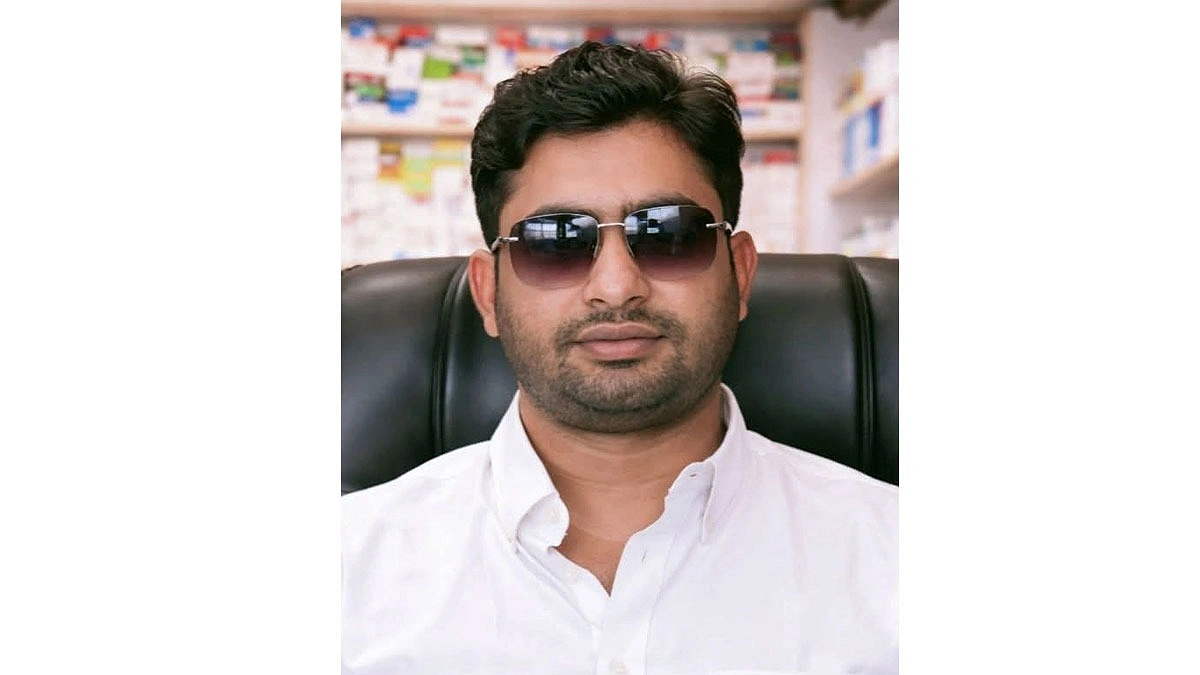ফ্যামিলি কার্ডের নামে অর্থ আদায়, যুবক আটক