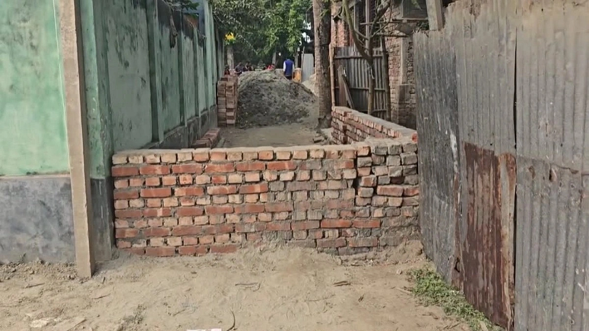 প্রেমের জেরে রাস্তায় প্রাচীর, বন্ধ চলাচল
