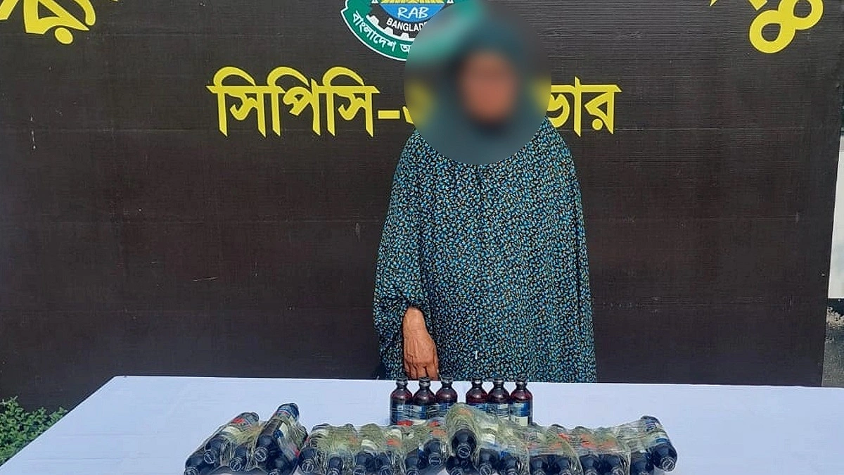 আশুলিয়ায় ৪৮ বোতল ফেনসিডিলসহ নারী আটক