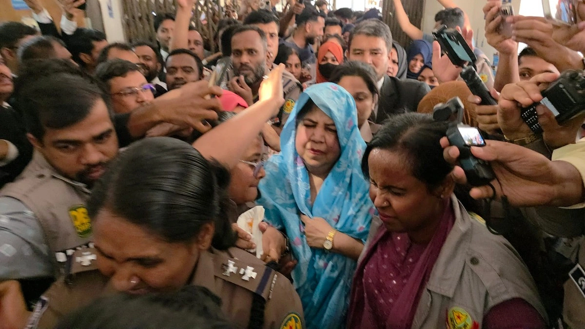 হেলমেট-জ্যাকেট ছাড়াই কাঠগড়ায়, নিশ্চুপ শিরীন শারমিন
